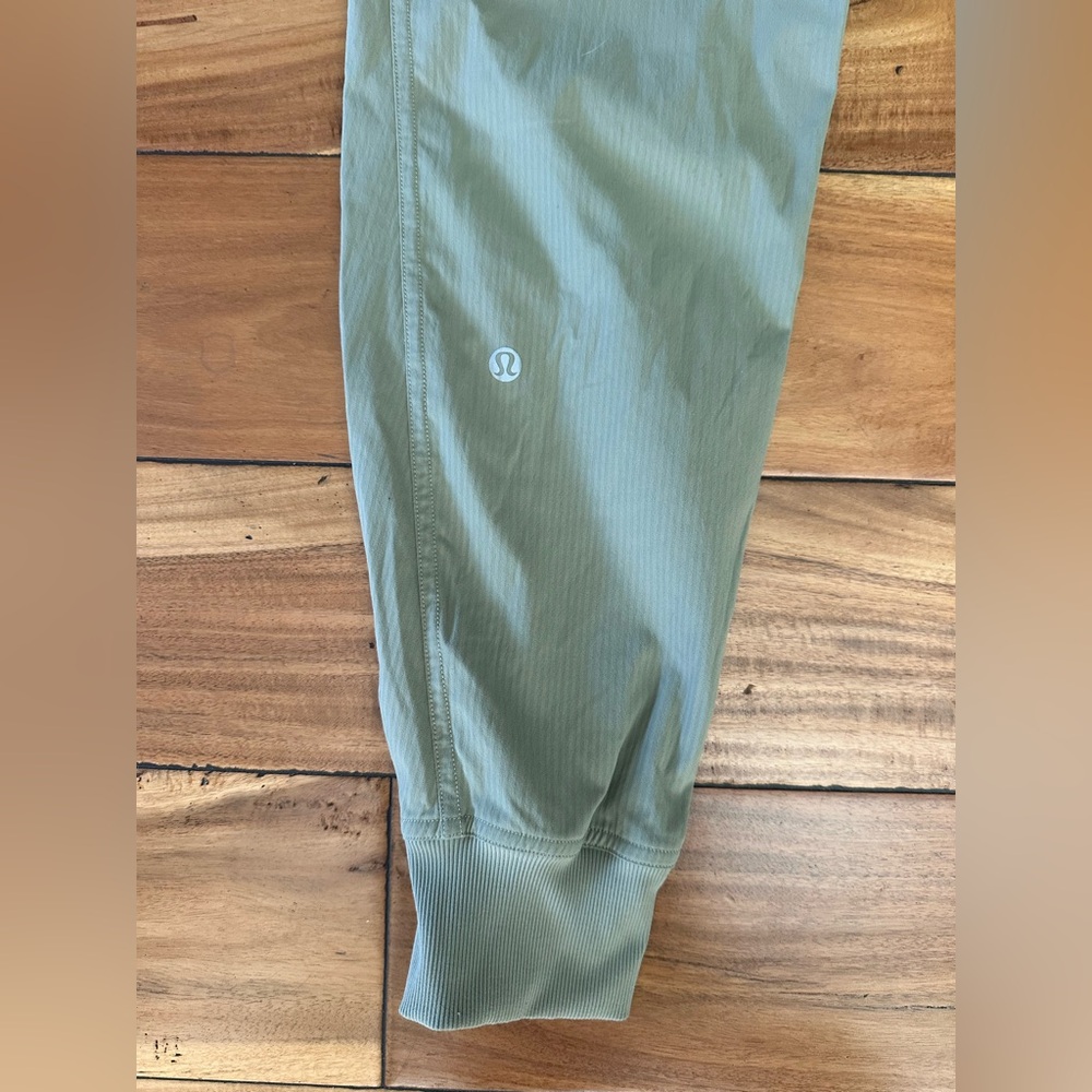 Lululemon On the Fly Jogger Sage Green Size 2 - Picture 6 of 7